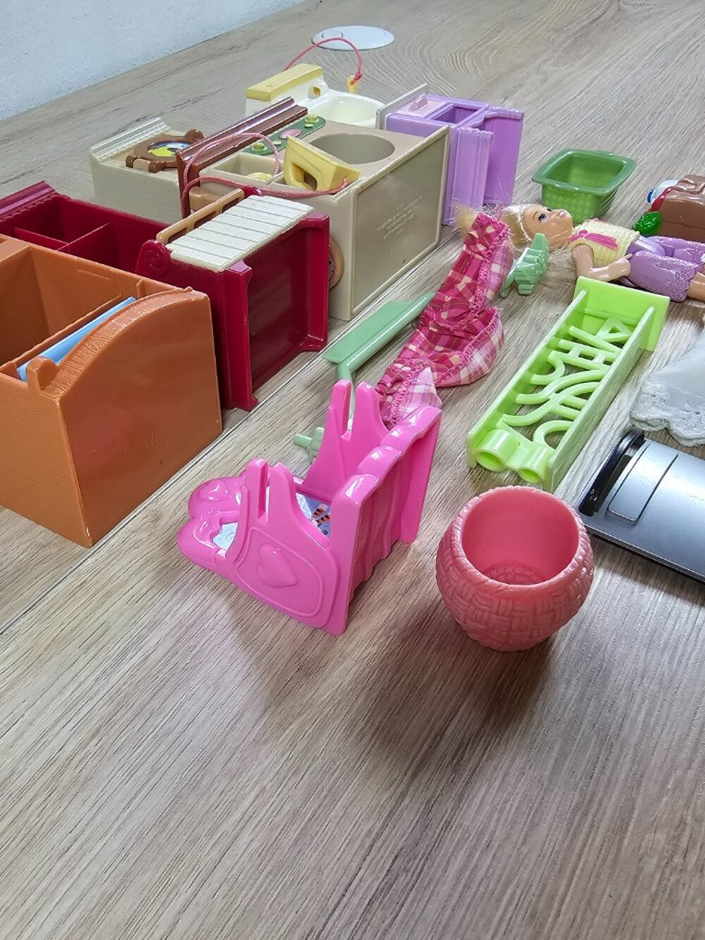 Fisher Price Loving Family Lot of 16 Pieces Furniture Sister Doll Pillows Hamper - Picture 11 of 11